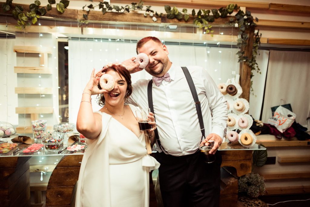 Novios con donut como prismáticos en la celebración de su boda en Murcia